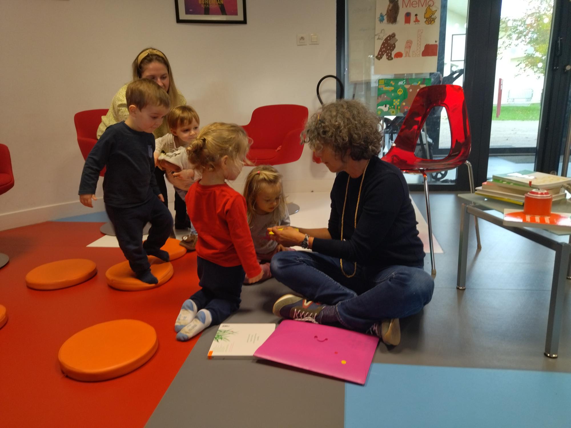 autrice assise devant les enfants